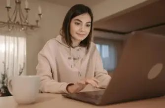 Что написать после молчания: девушка за ноутбуком обдумывает сообщение и возвращается к переписке