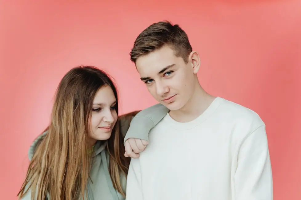 Alt: Что написать после молчания: парень и девушка рядом, намёк на неловкую паузу и попытку возобновить общение без давления