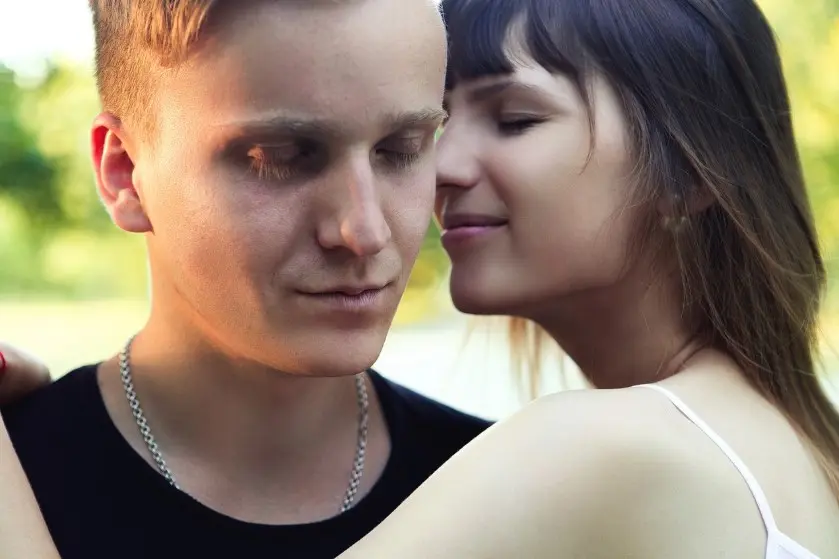 Как флиртовать без кринжа: девушка шепчет парню на ухо, лёгкий флирт и близкий контакт