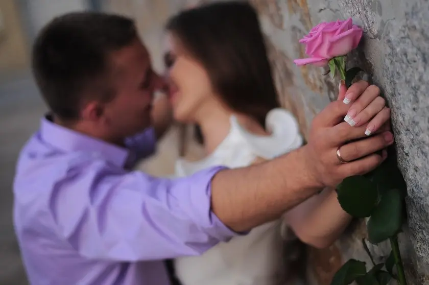 Как флиртовать без кринжа: романтичный жест с розой и лёгкий флирт без давления