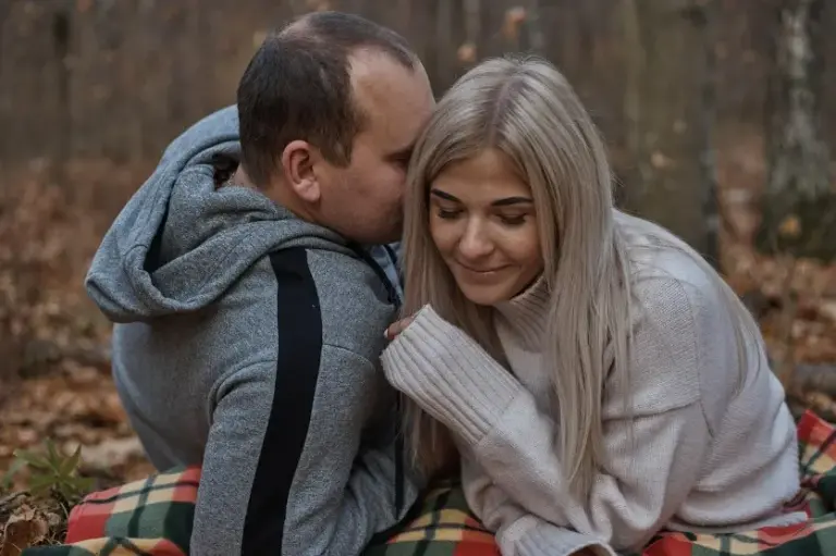 Как флиртовать без кринжа: пара обнимается и улыбается