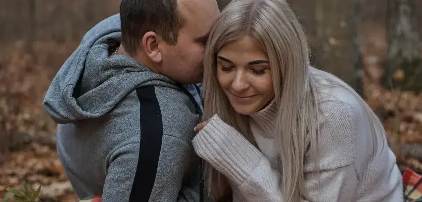 Как флиртовать без кринжа: пара обнимается и улыбается