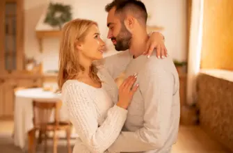 Как избежать конфликтов в отношениях: тёплый разговор пары дома и поддержка друг друга