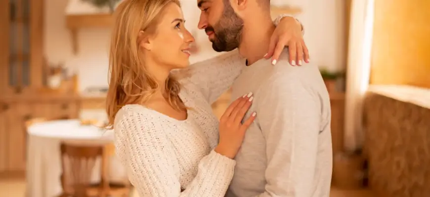 Как избежать конфликтов в отношениях: тёплый разговор пары дома и поддержка друг друга