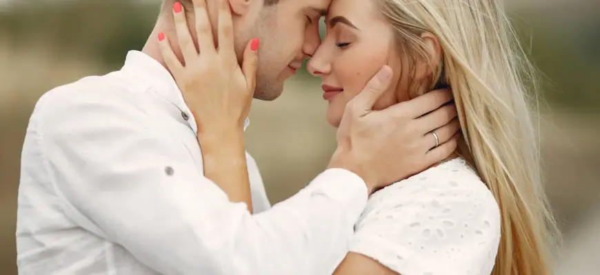 Пара в нежных объятиях — как не быть навязчивым в переписке