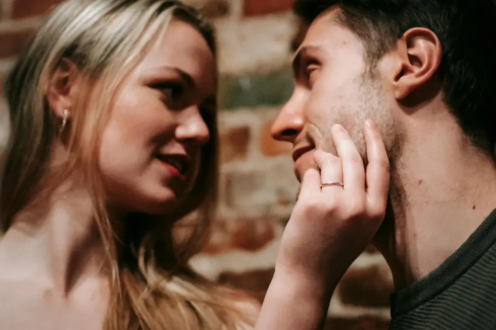 Как не волноваться перед первым свиданием — крупный план пары, тёплый взгляд и близкое общение в уютной обстановке