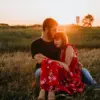 Пара обнимается на закате в поле — как перестать думать о человеке и отпустить привязанность