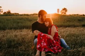 Пара обнимается на закате в поле — как перестать думать о человеке и отпустить привязанность