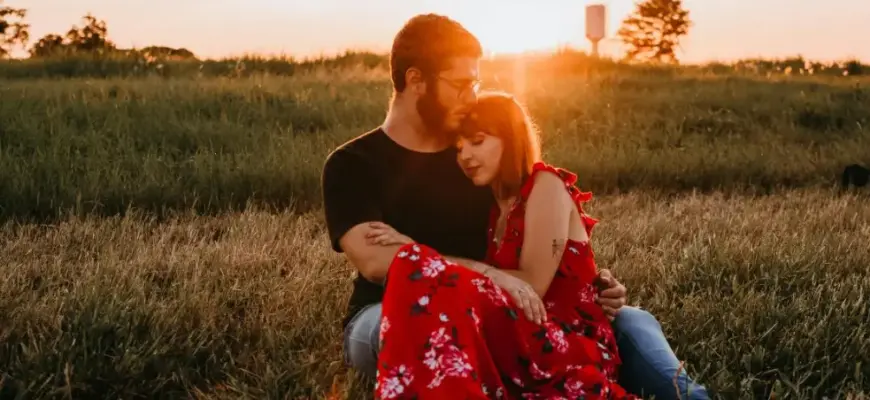 Пара обнимается на закате в поле — как перестать думать о человеке и отпустить привязанность