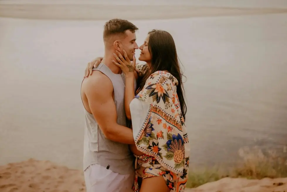 Пара обнимается у воды — как перестать думать о человеке и вернуть душевное спокойствие