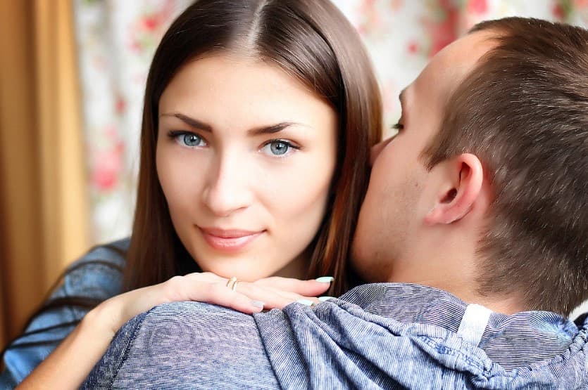 Как помириться после ссоры — близкий разговор и объятия как шаг к восстановлению доверия