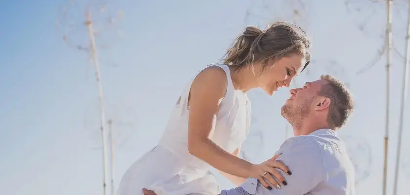 Как помириться после ссоры — пара обнимается после конфликта и восстанавливает близость