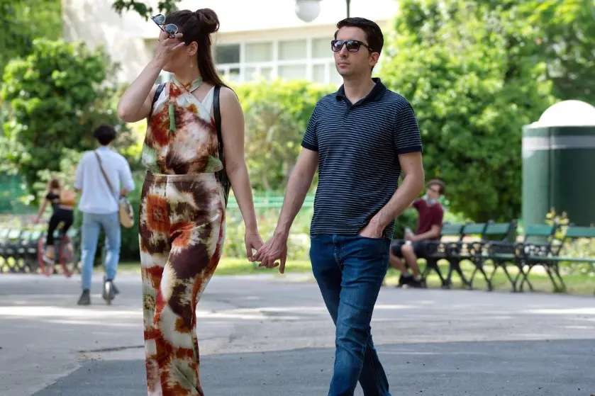 Как помириться после ссоры — пара держится за руки во время прогулки, возвращая спокойное общение и близость