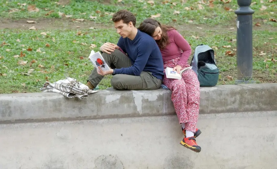 Как помириться после ссоры — пара сидит рядом в парке, спокойный разговор и близость помогают восстановить контакт