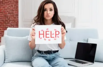 Как просить о помощи — девушка с табличкой HELP как символ просьбы о поддержке