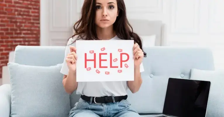 Как просить о помощи — девушка с табличкой HELP как символ просьбы о поддержке