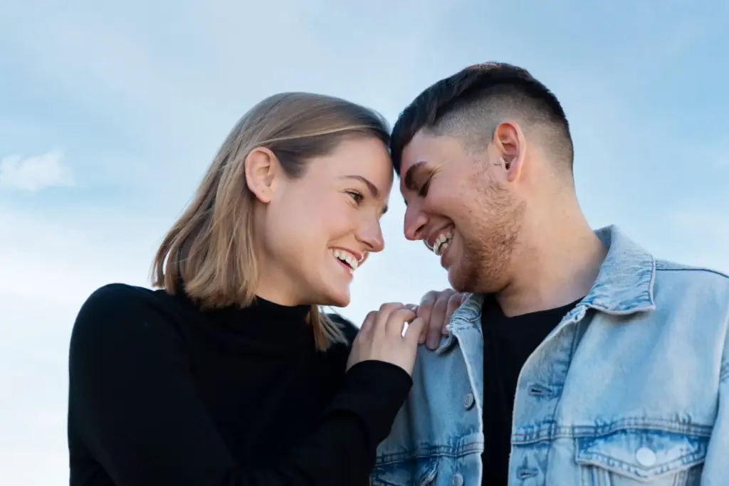 Как сохранять романтику в отношениях: улыбающаяся пара на прогулке
