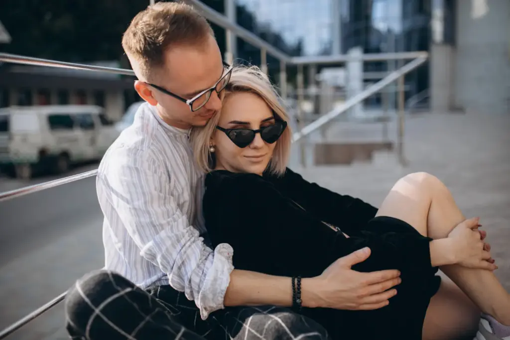 Как сохранять романтику в отношениях: объятия пары и близость в повседневной жизни