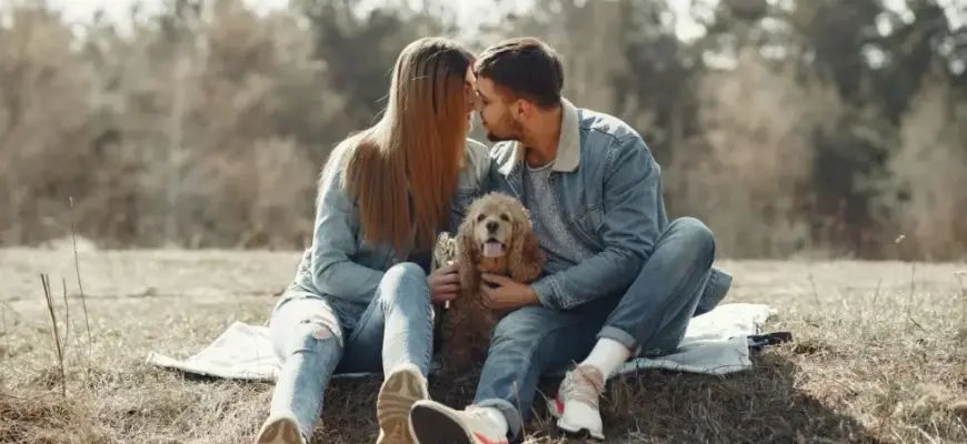 Как устанавливать границы в отношениях — пара на природе обнимается рядом с собакой