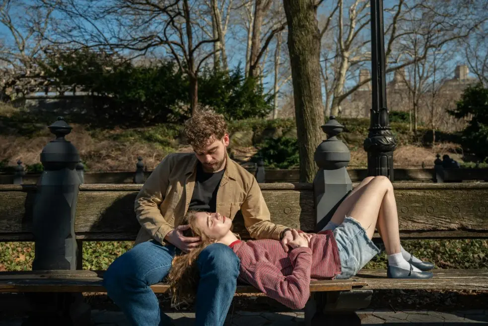 Как устанавливать границы в отношениях — пара отдыхает на лавочке в парке, девушка лежит у парня на коленях