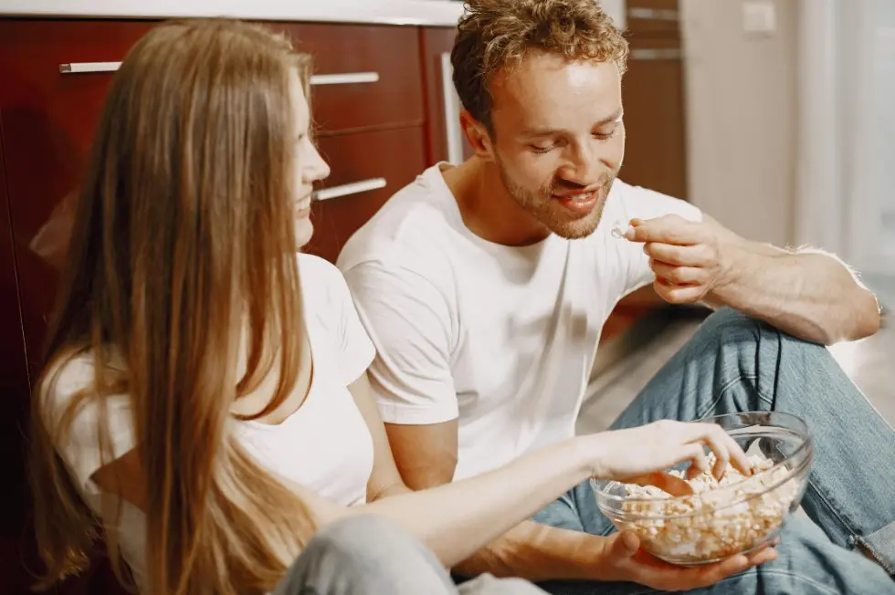Как устанавливать границы в отношениях — пара дома разговаривает и делится едой, создавая комфорт и уважение