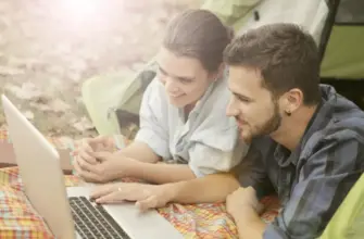 Как узнать по переписке, что нравишься девушке — пара смотрит в телефон и улыбается, тёплое общение