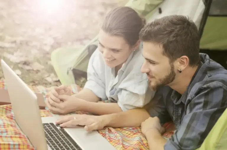 Как узнать по переписке, что нравишься девушке — пара смотрит в телефон и улыбается, тёплое общение