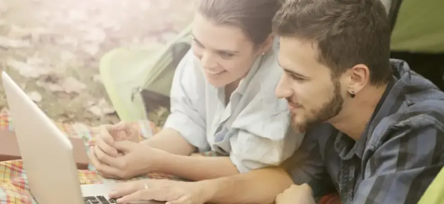 Как узнать по переписке, что нравишься девушке — пара смотрит в телефон и улыбается, тёплое общение