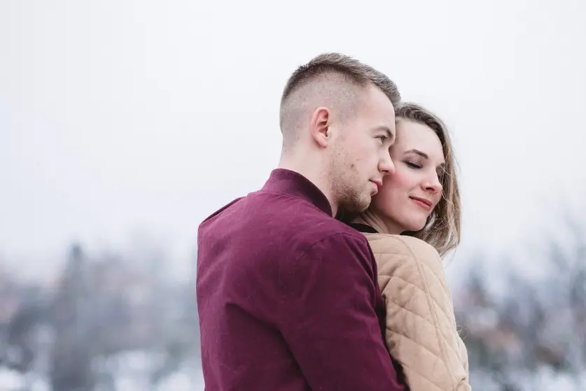 Какие темы нельзя обсуждать на первом свидании: пара в объятиях на улице, спокойный разговор и уважение личных границ