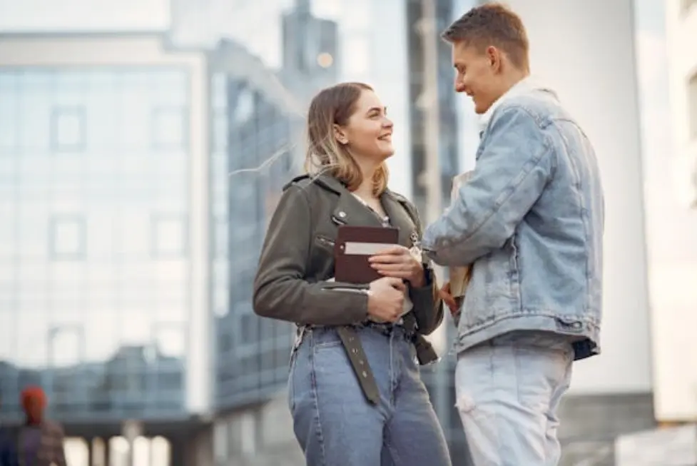 Красивые комплименты девушке в переписке — парень и девушка улыбаются и общаются на улице в городе