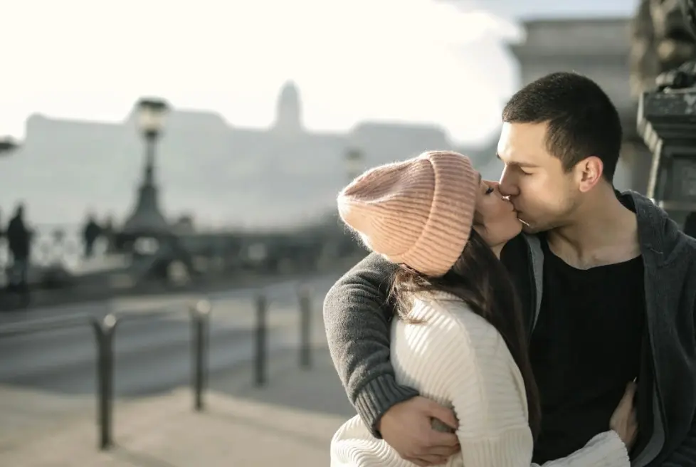 Красивые комплименты девушке в переписке — влюблённая пара обнимается и целуется на городской набережной