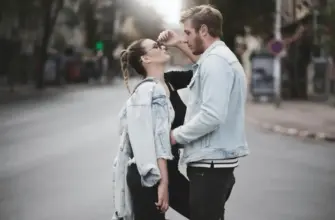 Красивые комплименты девушке в переписке — парень и девушка общаются и улыбаются на улице