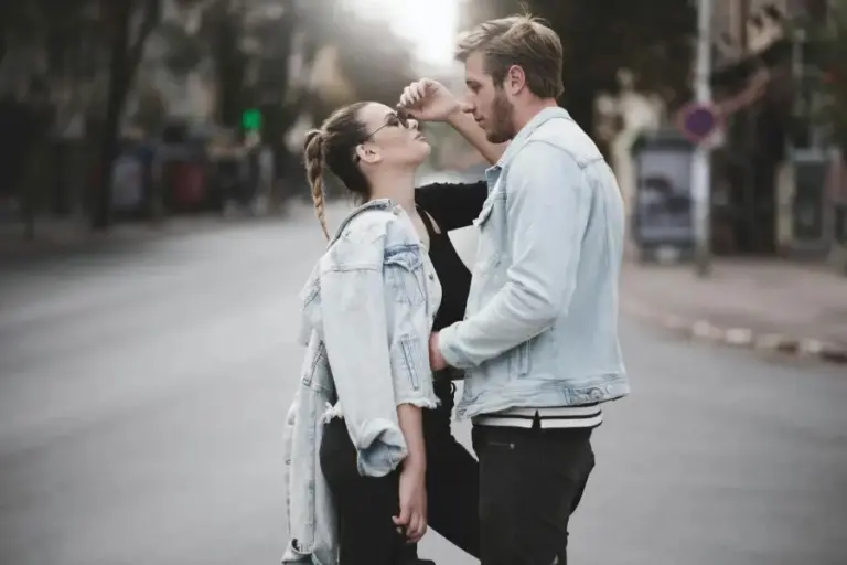 Красивые комплименты девушке в переписке — парень и девушка общаются и улыбаются на улице