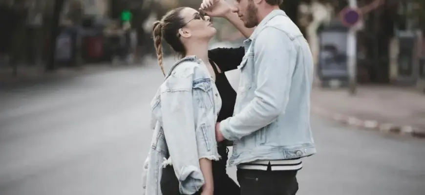 Красивые комплименты девушке в переписке — парень и девушка общаются и улыбаются на улице