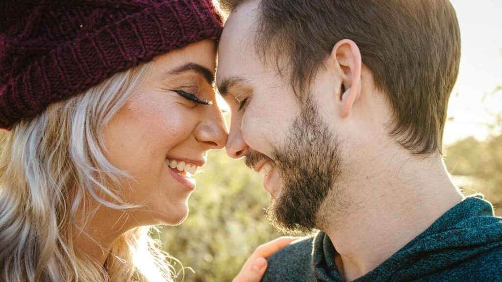 Кто за все платит в паре? Как обсуждать финансовые вопросы — улыбающаяся пара крупным планом, тёплая близость и доверительный разговор.