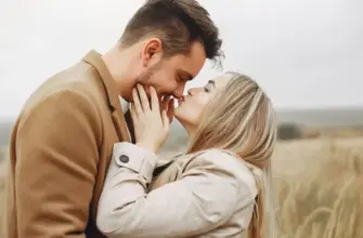 Написать или подождать: 10 вещей после первого свидания, чтобы вас пригласили на второе — пара нежно обнимается