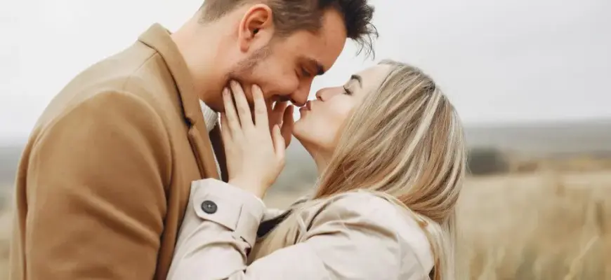 Написать или подождать: 10 вещей после первого свидания, чтобы вас пригласили на второе — пара нежно обнимается