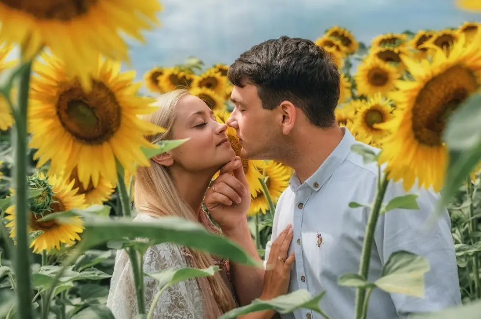 Написать или подождать: 10 вещей после первого свидания, чтобы вас пригласили на второе — пара целуется в поле подсолнухов, романтическое настроение