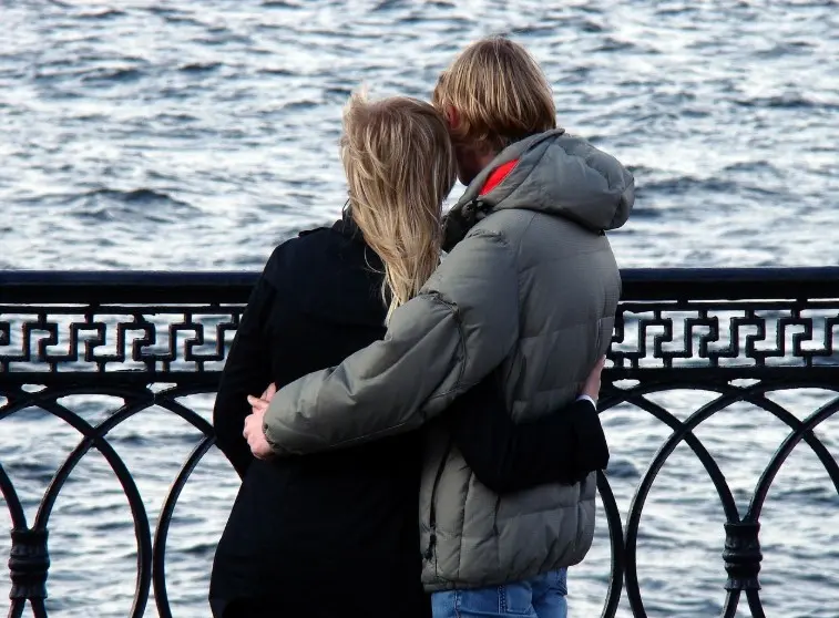 О чем поговорить с девушкой: 10 интересных тем для начала знакомства — пара обнимается на набережной у воды