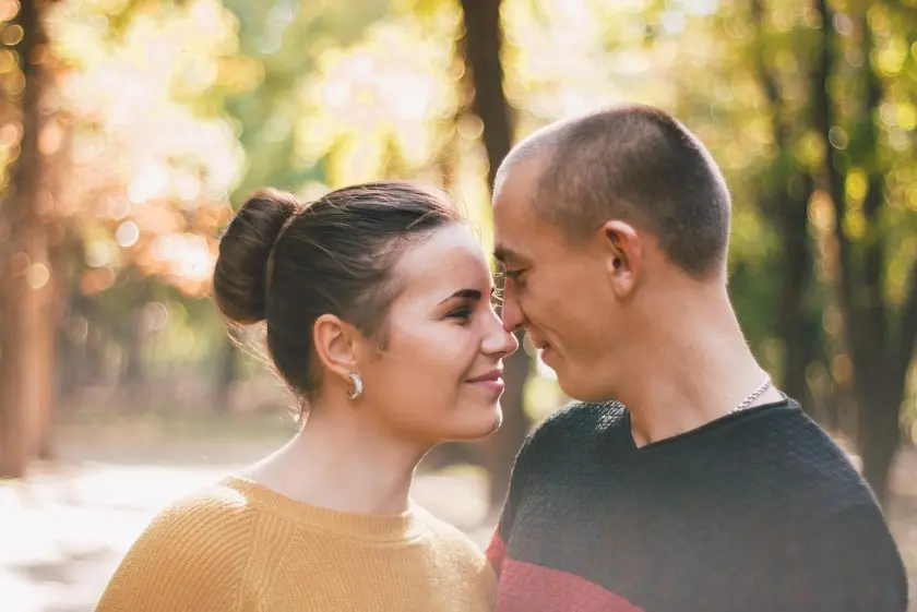 О чем поговорить с девушкой: 10 интересных тем для начала знакомства — пара на свидании в парке, тёплый разговор и близость