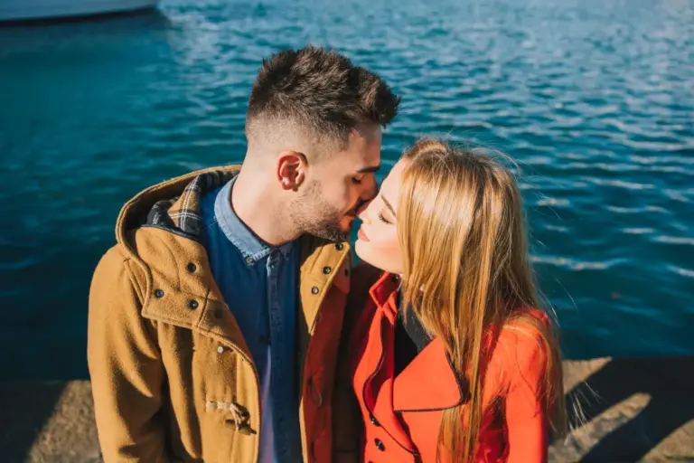 О чем поговорить с девушкой: 10 интересных тем для начала знакомства — пара на свидании у воды