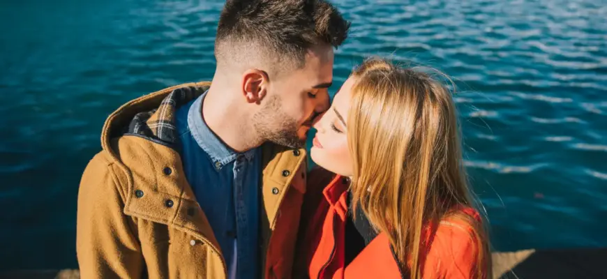 О чем поговорить с девушкой: 10 интересных тем для начала знакомства — пара на свидании у воды