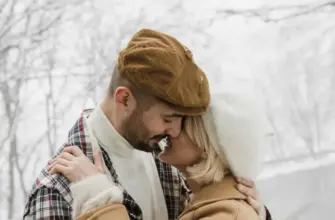 Общаться без намеков и недосказанности — пара обнимается, тёплый близкий кадр в спокойных тонах