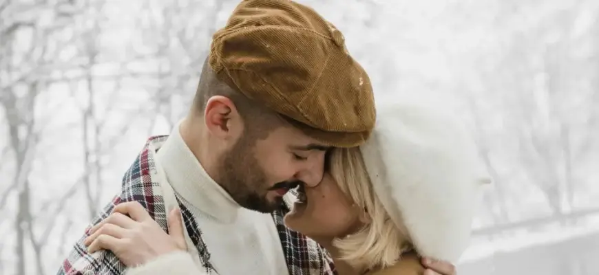 Общаться без намеков и недосказанности — пара обнимается, тёплый близкий кадр в спокойных тонах