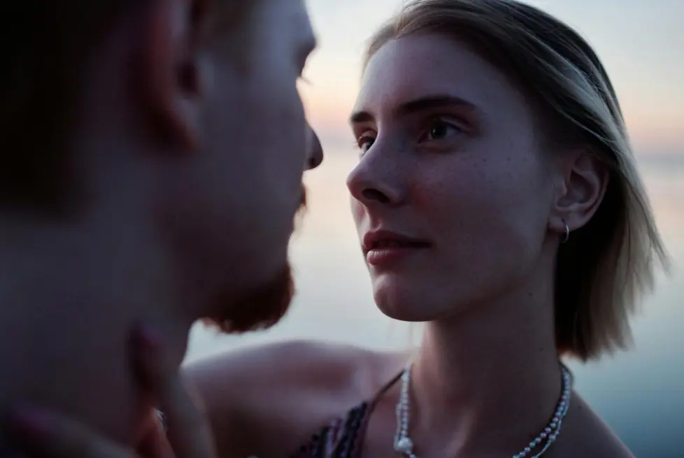 Общаться без намеков и недосказанности — крупный план, девушка смотрит на мужчину, спокойный разговор и доверие без двусмысленности