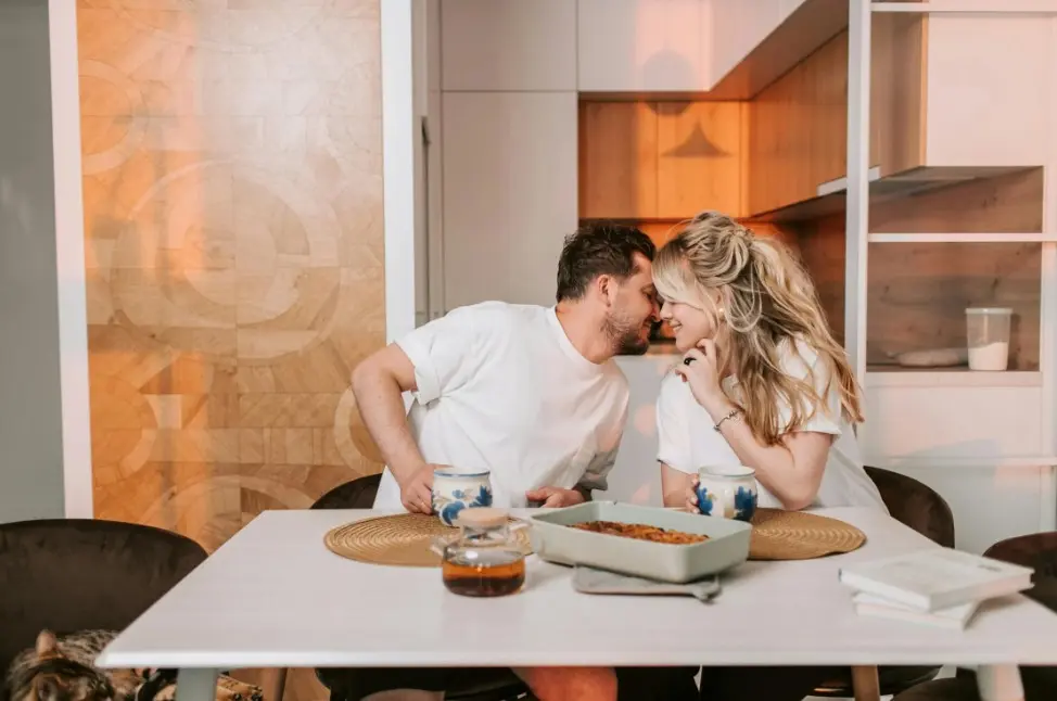 Общаться без намеков и недосказанности — пара разговаривает на кухне за столом, тёплая домашняя атмосфера и открытость в общении