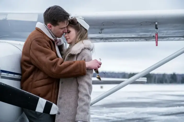 Ошибки в переписке, которые “убивают” интерес — пара обнимается на улице в холодную погоду