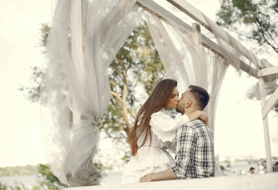 Откуда берется ревность и как с ней справляться: близость и доверие без проверок и драм в отношениях