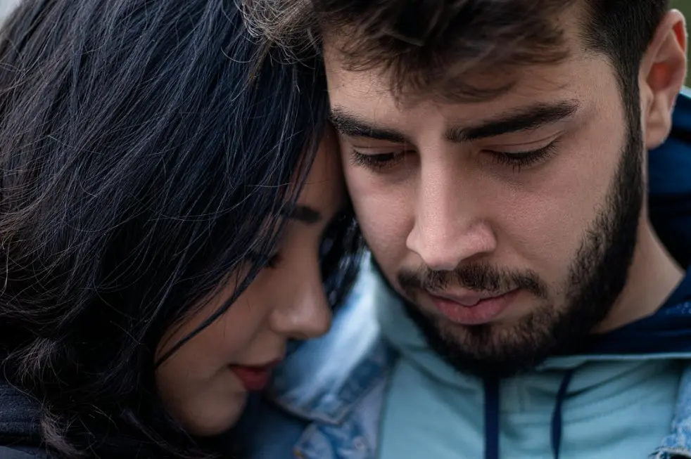 Откуда берется ревность и как с ней справляться: тревожные мысли, которые можно успокоить разговором и поддержкой