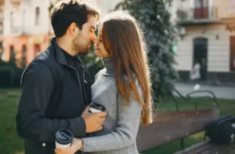 Почему иногда тянет к недоступным людям: пара стоит рядом и держится за руки, ощущение дистанции и напряжения в отношениях.